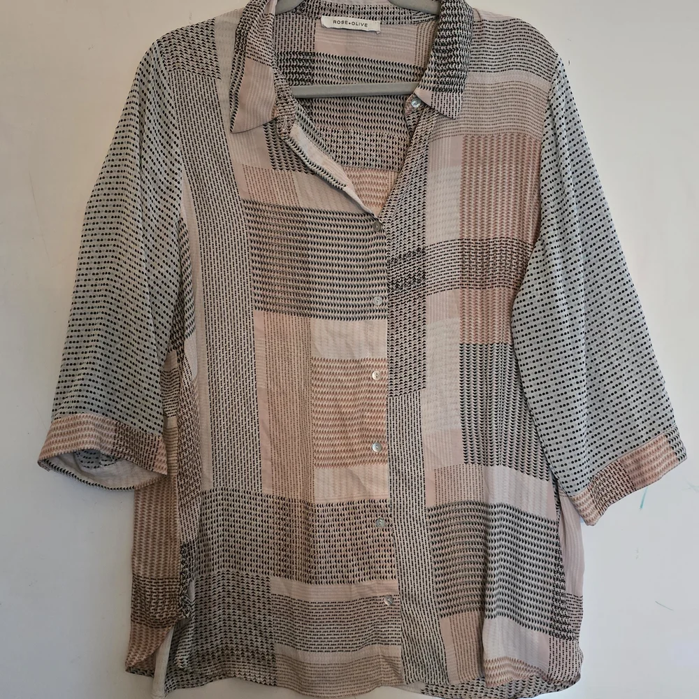 Patterned Button-Up Blouse - Picture 1 of 1